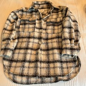 Shacket thick white and black/grayish color